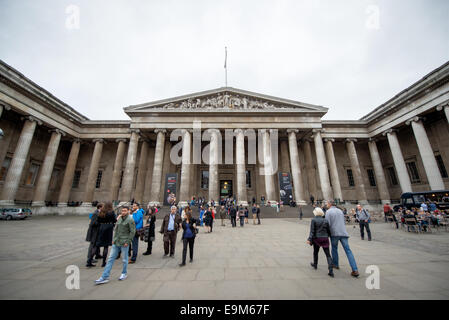 Ingresso principale del British Museum Londra Inghilterra // LONDRA, Inghilterra - i visitatori mulano nel cortile all'ingresso principale del British Museum, uno dei musei più antichi e significativi del mondo di storia e cultura umana. La Great Court, ridisegnata dall'architetto Norman Foster e riaperta nel 2000, funge da fulcro centrale per collegare le gallerie del museo e fornisce uno spazio pubblico impressionante sotto il suo iconico tetto in vetro. Il British Museum ospita circa otto milioni di opere che coprono due milioni di anni di storia umana, tra cui la pietra di Rosetta, le sculture del Partenone e gli egittiti Foto Stock