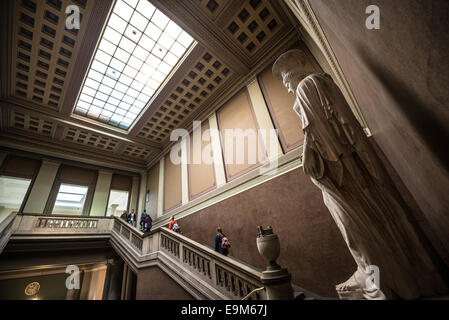 LONDRA, Regno Unito — Una grande scalinata all'interno dell'ingresso principale del British Museum di Londra, con la Townley Caryatid, una scultura romana datata intorno al 140-170, visibile sulla destra. Il cariatide, scoperto vicino alla via Appia di Roma intorno al 1585-90, fu acquistato da Charles Townley nel 1784. Il British Museum, sede di circa 8 milioni di opere dedicate alla storia e alla cultura umana, è un importante punto di riferimento nel centro di Londra. Foto Stock