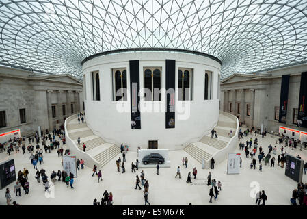 LONDRA, Regno Unito - la distintiva Grande Corte al British Museum di Londra. Progettato da Foster e Partners, il suo nome formale è la Corte Grande Regina Elisabetta II. Convertì il cortile interno del museo nella più grande piazza pubblica coperta d'Europa. Racchiude due ettari, con la sala lettura rotonda al centro. Il British Museum nel centro di Londra noi dedicato alla storia umana e la cultura e ha circa 8 milioni di opere nella sua collezione permanente. Il British Museum di Londra ospita una vasta collezione di arte e manufatti del mondo, che riflettono la storia umana, la cultura e le civiltà di un Foto Stock