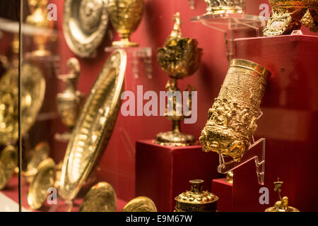 British Museum Gold Artists Londra Regno Unito // LONDRA, Regno Unito - il British Museum ospita una delle collezioni d'oro più significative al mondo che abbracciano diverse civiltà e periodi storici. Questi preziosi oggetti, che spaziano da intricati gioielli a vasi cerimoniali, mettono in mostra le sofisticate tecniche di lavorazione dei metalli impiegate dagli antichi artigiani. La collezione d'oro del museo comprende tesori notevoli provenienti dall'antico Egitto, dalla Mesopotamia, dalla Grecia, da Roma e dall'America precolombiana, dimostrando l'importanza universale dell'oro come simbolo di ricchezza e potere Foto Stock