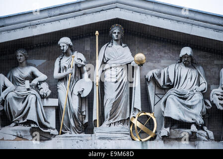 LONDRA, Regno Unito — sculture che adornano il frontone sopra l'ingresso principale del British Museum nel centro di Londra. Il museo, dedicato alla storia e alla cultura umana, ospita circa 8 milioni di opere nella sua collezione permanente, che espone manufatti provenienti da tutto il mondo. Foto Stock