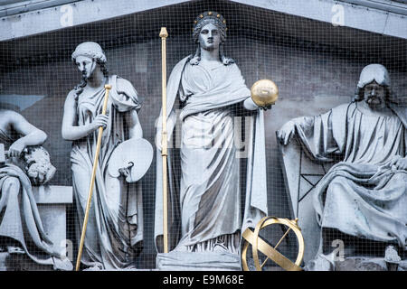 LONDRA, Regno Unito — sculture che adornano il frontone sopra l'ingresso principale del British Museum nel centro di Londra. Il museo, dedicato alla storia e alla cultura umana, ospita circa 8 milioni di opere nella sua collezione permanente, che espone manufatti provenienti da tutto il mondo. Foto Stock