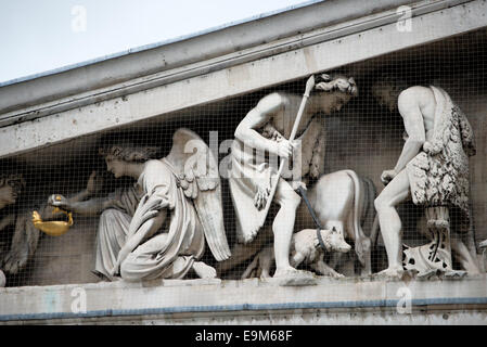 LONDRA, Regno Unito — sculture che adornano il frontone sopra l'ingresso principale del British Museum nel centro di Londra. Il museo, dedicato alla storia e alla cultura umana, ospita circa 8 milioni di opere nella sua collezione permanente, che espone manufatti provenienti da tutto il mondo. Foto Stock