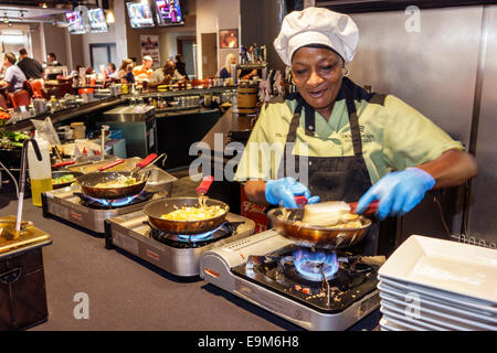 Saint St. Louis Missouri,Clayton,Crowne Plaza,hotel,interior Inside,colazione,gratuita,incluso,ristorante ristoranti ristorazione cafe' cafe',Black woman Foto Stock