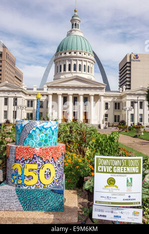 Saint St. Louis Missouri, Old Courthouse, Court House, Gateway Arch, memoriale, catenaria, fontana, Kiener Plaza, parco, scultura, torta, MO140901074 Foto Stock