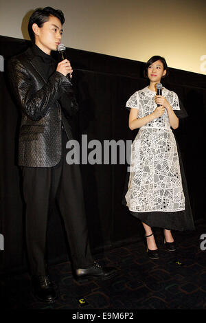 Masaki Suda e Aoi Morikawa, Oct 29, 2014 : Tokyo, Giappone : (L a R) attore Masaki Suda e attrice Aoi Morikawa parlare al pubblico durante la fase saluto del film 'Chokolietta' al TOHO cinema di Roppongi sulla Ottobre 29, 2014, Tokyo, Giappone. La ventisettesima Tokyo International Film Festival che è il più grande festival cinematografico a Tokyo è stato tenuto dal 23 Ottobre al 31. © Rodrigo Reyes Marin/AFLO/Alamy Live News Foto Stock