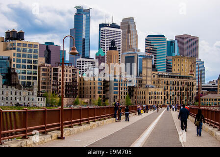 Skyline di Minneapolis dalla pietra il ponte di Arco Foto Stock