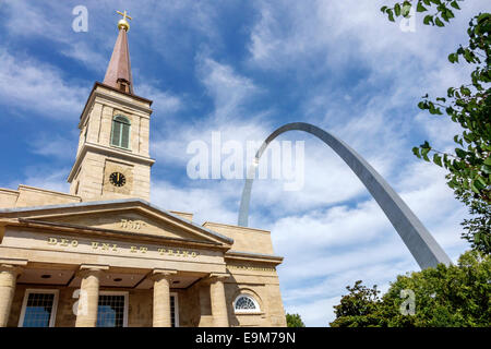 Saint St. Louis Missouri, Gateway Arch, monumento commemorativo, catenaria, Old Cathedral Museum, Basilica, campanile, fronte, ingresso, MO140901078 Foto Stock