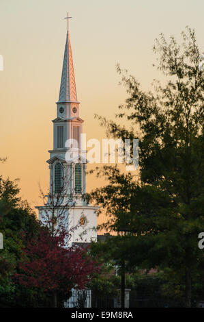 Il post-incandescenza di vernici al tramonto la svettante campanile bianco della prima chiesa battista a Snellville, GEORGIA, STATI UNITI D'AMERICA, Foto Stock