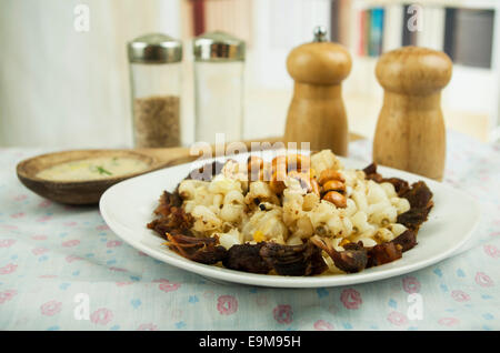 Hominy e mais tostato dadi mote con chicharron tradizionale cibo ecuadoriana Foto Stock