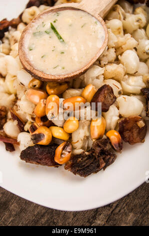 Hominy e mais tostato dadi mote con chicharron tradizionale cibo ecuadoriana Foto Stock