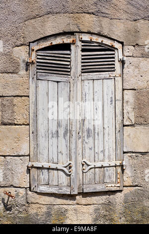 Vecchio tapparelle su una finestra francese. Foto Stock