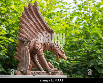 Gigantesca statua in bronzo di una qualche sorta di male cercando bird Foto Stock