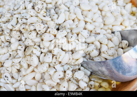 Aglio Marinato con spezie sul mercato del villaggio Foto Stock