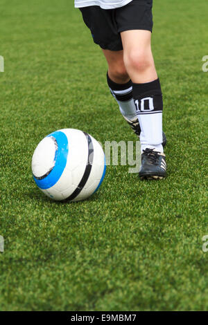 Rotterdam; Il Netherlands-June 15; 2013: gioventù player in esecuzione dopo un pallone da calcio durante una sessione di formazione per i bambini Foto Stock