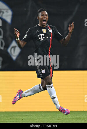 Amburgo, Germania. 29 ott 2014. Monaco di Baviera David Alaba celebra la sua 0-2 durante il tedesco della DFB Cup match tra Hamburger SV e FC Bayern Monaco di Imtech arena di Amburgo, Germania, 29 ottobre 2014. Credito: dpa picture alliance/Alamy Live News Foto Stock