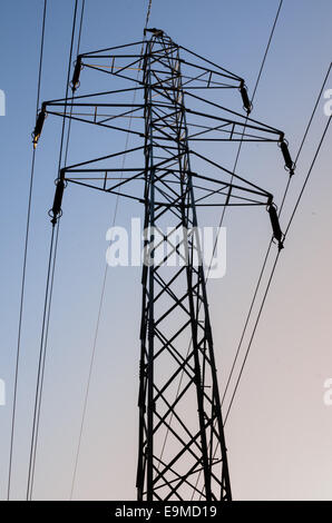 Pilone dell contro il cielo blu Foto Stock