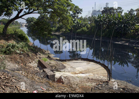 Dacca in Bangladesh. 30 ott 2014. Da gettare i rifiuti chimici e l'olio dalle fabbriche nel canale e il fiume divenne suolo inquinato e acqua a Dhaka che si danno per l'ambiente.Il Bangladesh, Sierra Leone e Sudan del Sud ha portato una classifica dei paesi che si trovano ad affrontare rischi estremi come risultato dei cambiamenti climatici, accentuando la probabilità di conflitti civili, secondo uno studio condotto da ricercatori del Regno Unito Maplecroft.Una combinazione di cambiamenti climatici vulnerabilità, insicurezza alimentare pressioni demografiche, debolezze infrastrutturali e la mancanza di competenze per affrontare il cambiamento climatico, può amplificare i rischi di disordini civili in Bang Foto Stock