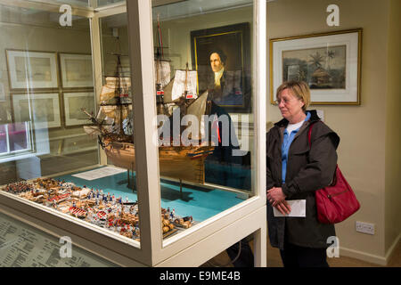 Regno Unito, Inghilterra, nello Yorkshire, Whitby, Uva Lane, Captain Cook Museum, visitatore guardando al modello di risoluzione HMS Foto Stock