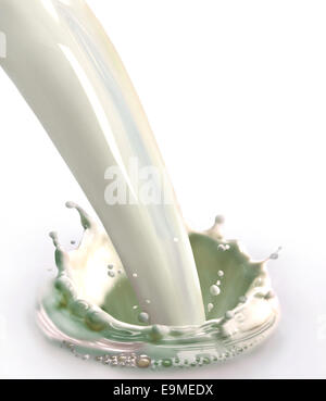 Il latte che viene versato Foto Stock