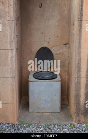 Abbandonato il sedile del gabinetto all'aperto Foto Stock