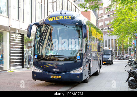 DORDRECHT, Paesi Bassi - 20 Maggio 2014: FC Dordrecht i giocatori di calcio in arrivo il bus dei giocatori con la scorta della polizia per celebrare Foto Stock