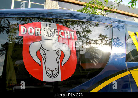 DORDRECHT, Paesi Bassi - 20 Maggio 2014: FC Dordrecht i giocatori di calcio che arrivano nel bus di giocatori come i fan tifare per celebrare Foto Stock