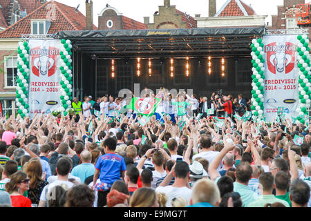 DORDRECHT, Paesi Bassi - 20 Maggio 2014: FC Dordrecht i giocatori di calcio festeggia con la coppa sul palco come i fan tifare per celebrare th Foto Stock