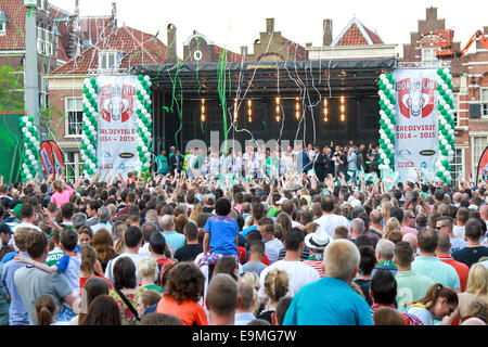 DORDRECHT, Paesi Bassi - 20 Maggio 2014: FC Dordrecht i giocatori di calcio festeggia sul palco con streamers in aria come i fan allietare f Foto Stock