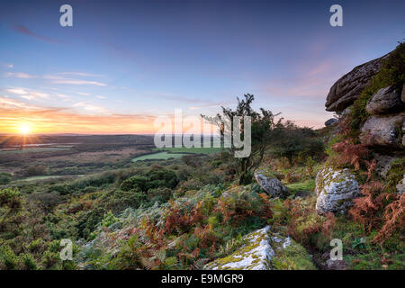 Autunno magnifico tramonto su Helman Tor un affioramento di granito rinforzato brughiera vicino a Bodmin in Cornovaglia Foto Stock