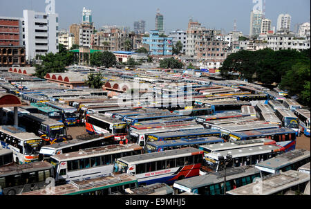 Dacca in Bangladesh. 30 ott 2014. Centinaia di autobus park a un lungo viaggio stazione bus durante la countrywide 72 ore di sciopero imposto da bengalese partito islamista gruppo Jamaat-e-Islami che richiedono il rilascio del loro leader del partito a Dhaka, nel Bangladesh, Ottobre 30, 2014. Bangladesh il più grande partito islamista chiamato 72 ore di sciopero su tutto il territorio nazionale per protestare la sentenza del tribunale che ha assegnato il suo capo Matiur Rahman Nizami pena di morte per i crimini di guerra. Credito: Shariful Islam/Xinhua/Alamy Live News Foto Stock