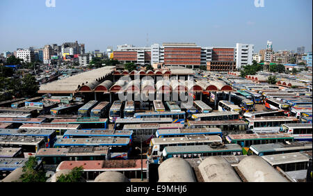 Dacca in Bangladesh. 30 ott 2014. Centinaia di autobus park a un lungo viaggio stazione bus durante la countrywide 72 ore di sciopero imposto da bengalese partito islamista gruppo Jamaat-e-Islami che richiedono il rilascio del loro leader del partito a Dhaka, nel Bangladesh, Ottobre 30, 2014. Bangladesh il più grande partito islamista chiamato 72 ore di sciopero su tutto il territorio nazionale per protestare la sentenza del tribunale che ha assegnato il suo capo Matiur Rahman Nizami pena di morte per i crimini di guerra. Credito: Shariful Islam/Xinhua/Alamy Live News Foto Stock