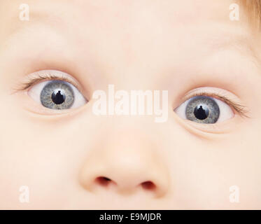 Close up sorpreso faccia bambino Foto Stock
