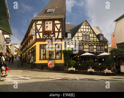 In legno tradizionali edifici incorniciato Rudesheim am Rhein popolare destinazione turistica sul Reno tedesco Foto Stock