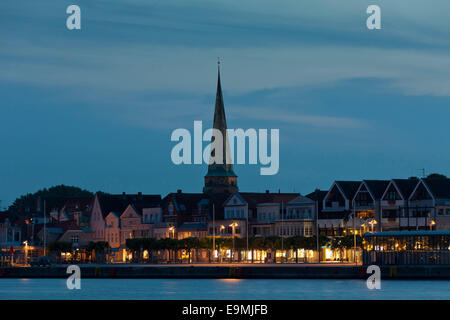 Villaggio Travemuende luce della sera visto dal mare Lubecca Schleswig-Holstein, Germania Foto Stock