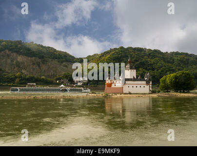 Il castello Pfalzgrafenstein Burg Pfalzgrafenstein pedaggio castello sull'isola Falkenau Pfalz Isola Reno vicino a Kaub battello da crociera Foto Stock