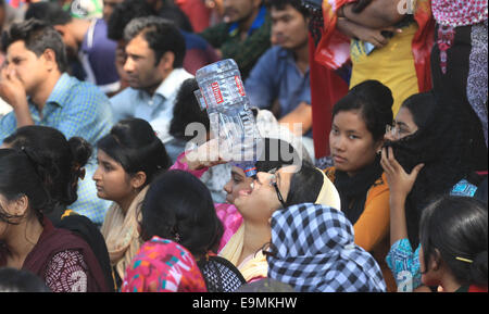 Dacca in Bangladesh. 30 ott 2014. Un studenti del Bangladesh attivista Awami League (1) bere una battaglia di acqua dopo partecipare ad una manifestazione di protesta contro sciopero durante il paese sciopero a Dhaka, nel Bangladesh, 30 ottobre 2014. Gruppo Jamaat-e-Islami strike chiamato per protestare contro la condanna a morte del suo capo Motiur Rahman Nizami condannati per i crimini di guerra le tasse. Credito: ZUMA Press, Inc./Alamy Live News Foto Stock