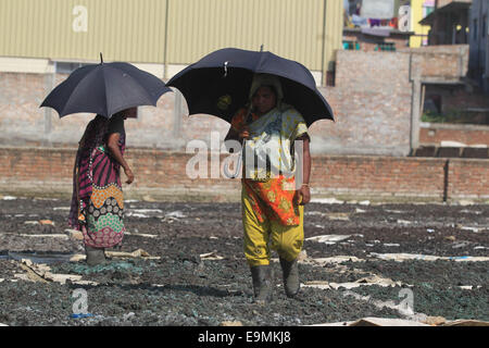 Dacca in Bangladesh. 30 ott 2014. Due fatiche lavoro durante il paese sciopero a Hajaribug a Dhaka, nel Bangladesh, 30 ottobre 2014. Gruppo Jamaat-e-Islami strike chiamato per protestare contro la condanna a morte del suo capo Motiur Rahman Nizami condannati per i crimini di guerra le tasse. Gruppo Jamaat ha chiamato 24-ora colpisce il giovedì e la domenica e il lunedì dopo il suo capo, che ha guidato la famigerata ''˜uccidendo squad', Al-Badr, durante il 1971 Guerra di Liberazione, è stato condannato a morte per i crimini internazionali Tribunal mercoledì. Credito: ZUMA Press, Inc./Alamy Live News Foto Stock