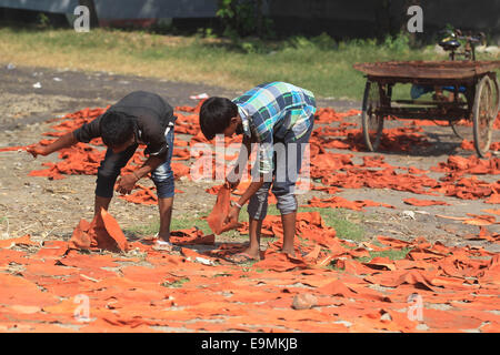 Dacca in Bangladesh. 30 ott 2014. Un bambino fatiche lavoro con materie prime di formazione di schiuma durante il paese sciopero a Hajaribag a Dhaka, nel Bangladesh, 30 ottobre 2014. Gruppo Jamaat-e-Islami strike chiamato per protestare contro la condanna a morte del suo capo Motiur Rahman Nizami condannati per i crimini di guerra le tasse. Gruppo Jamaat ha chiamato 24-ora colpisce il giovedì e la domenica e il lunedì dopo il suo capo, che ha guidato la famigerata ''˜uccidendo squad', Al-Badr, durante il 1971 Guerra di Liberazione, è stato condannato a morte per i crimini internazionali Tribunal mercoledì. Credito: ZUMA Press, Inc./Alamy Live News Foto Stock