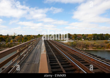 Passaggio pedonale e binari del treno treno cpr ponte ferroviario sulla sud del Fiume Saskatchewan saskatoon Canada Foto Stock