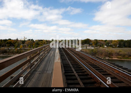 Passaggio pedonale e binari del treno treno cpr ponte ferroviario sulla sud del Fiume Saskatchewan saskatoon Canada Foto Stock