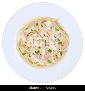 Spaghetti alla carbonara tagliatelle pasta pasto su una piastra isolata su uno sfondo bianco Foto Stock