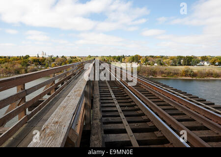 Passaggio pedonale e binari del treno treno cpr ponte ferroviario sulla sud del Fiume Saskatchewan saskatoon Canada Foto Stock