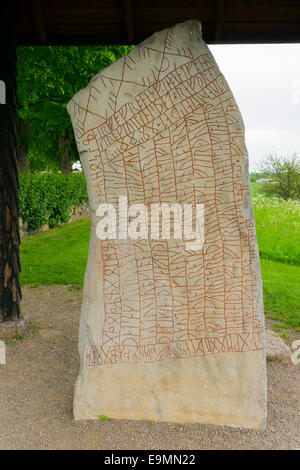 Runestone in Svezia, la famosa pietra Roek, Röksten, nella Rok vicino a Vadstena Foto Stock