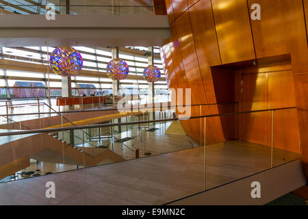 Royal Danish Opera House di Copenhagen, Danimarca, foyer, da "Henning Larsen Architects" - Olafur Eliasson hanging light design Foto Stock
