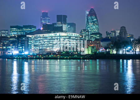 Londra - 16 marzo: Il vetro moderni uffici della Swiss Re cetriolino e Aviva grattacieli passando da dietro la storica San un Foto Stock