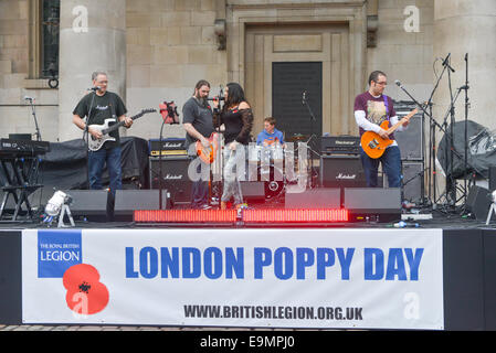 Il Covent Garden di Londra, Regno Unito. Il 30 ottobre 2014. I membri delle Forze Armate di eseguire a sostegno della Royal British Legion nell'anno centenario della guerra mondiale 1. Credito: Matteo Chattle/Alamy Live News Foto Stock