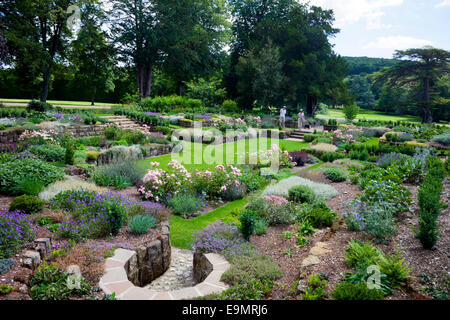 Il restaurato sunken garden a West Dean Gardens, West Sussex, in Inghilterra, Regno Unito Foto Stock