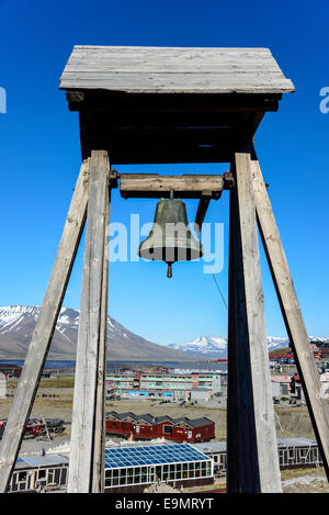La campana e la vista sulla città di Longyearbyen, Svalbard Foto Stock