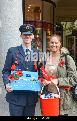 Il Covent Garden di Londra, Regno Unito. Il 30 ottobre 2014. I membri delle forze armate che vendono poppies in sostegno della Royal British Legion nell'anno centenario della guerra mondiale 1. Credito: Matteo Chattle/Alamy Live News Foto Stock